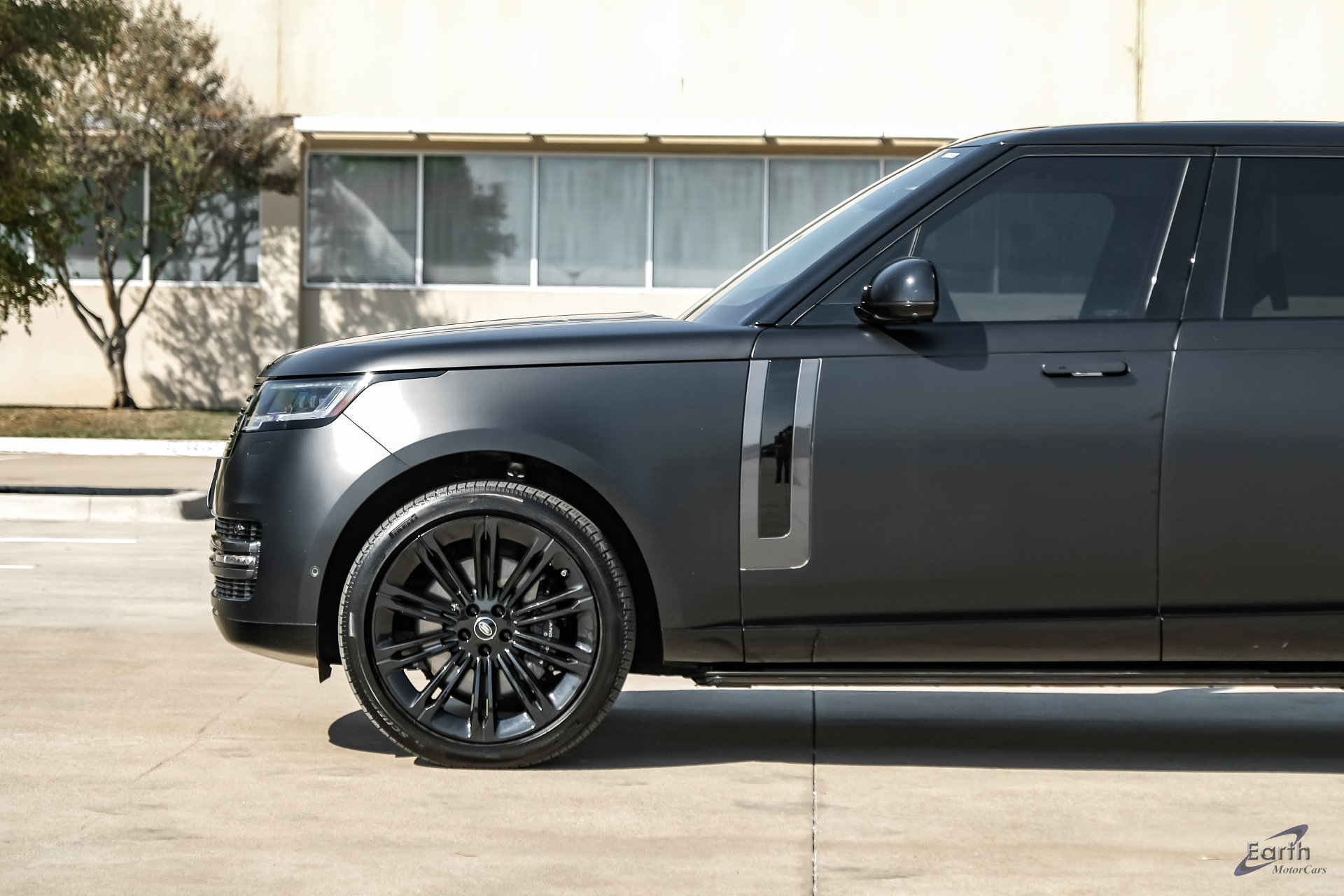 Used 2025 Land Rover Range Rover Long Wheelbase SE AWD/4WD image 8