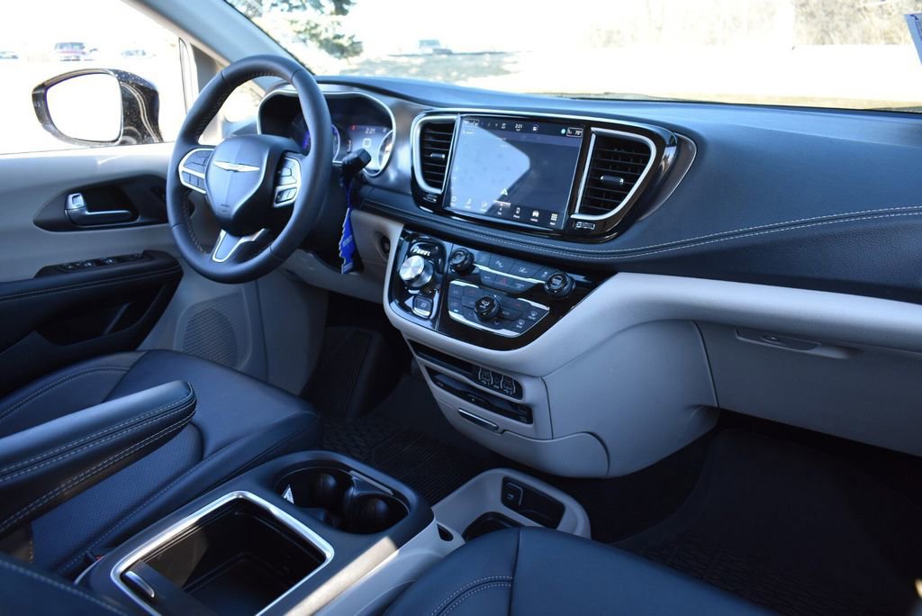 Used 2024 Chrysler Pacifica Touring-L w/ Uconnect Theater Family Group image 32
