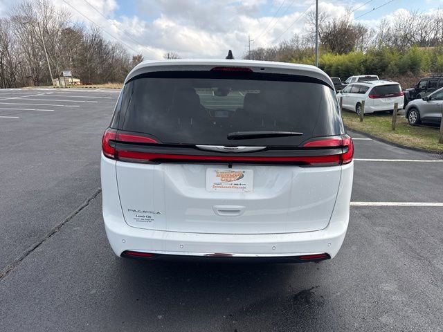 New 2026 Chrysler Pacifica Select image 6