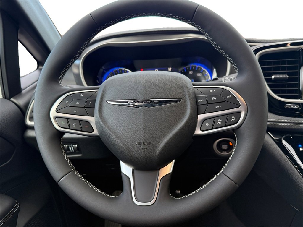New 2026 Chrysler Pacifica Select image 12