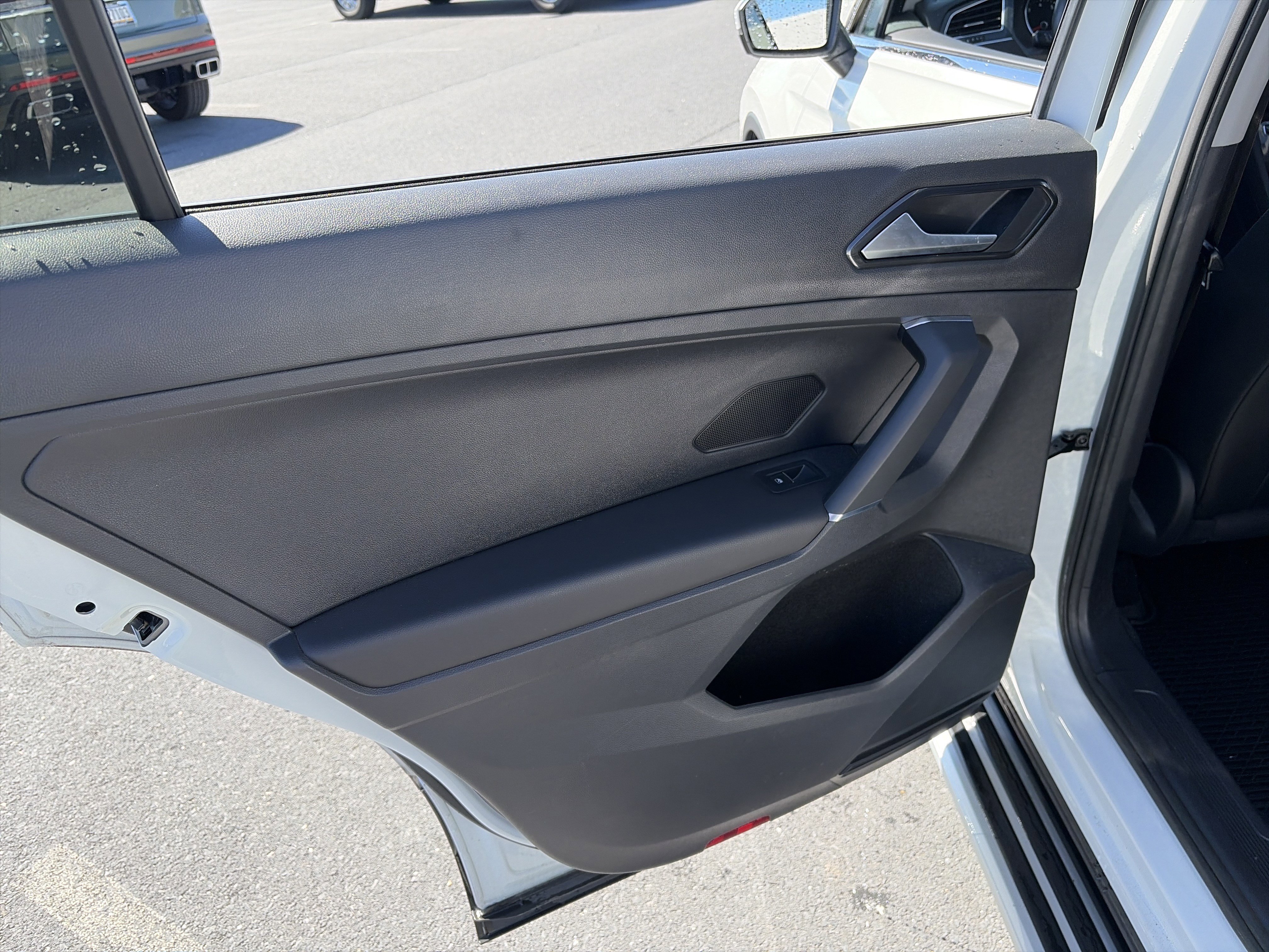 Used 2018 Volkswagen Tiguan SEL w/ 3rd Row Seat Package image 23