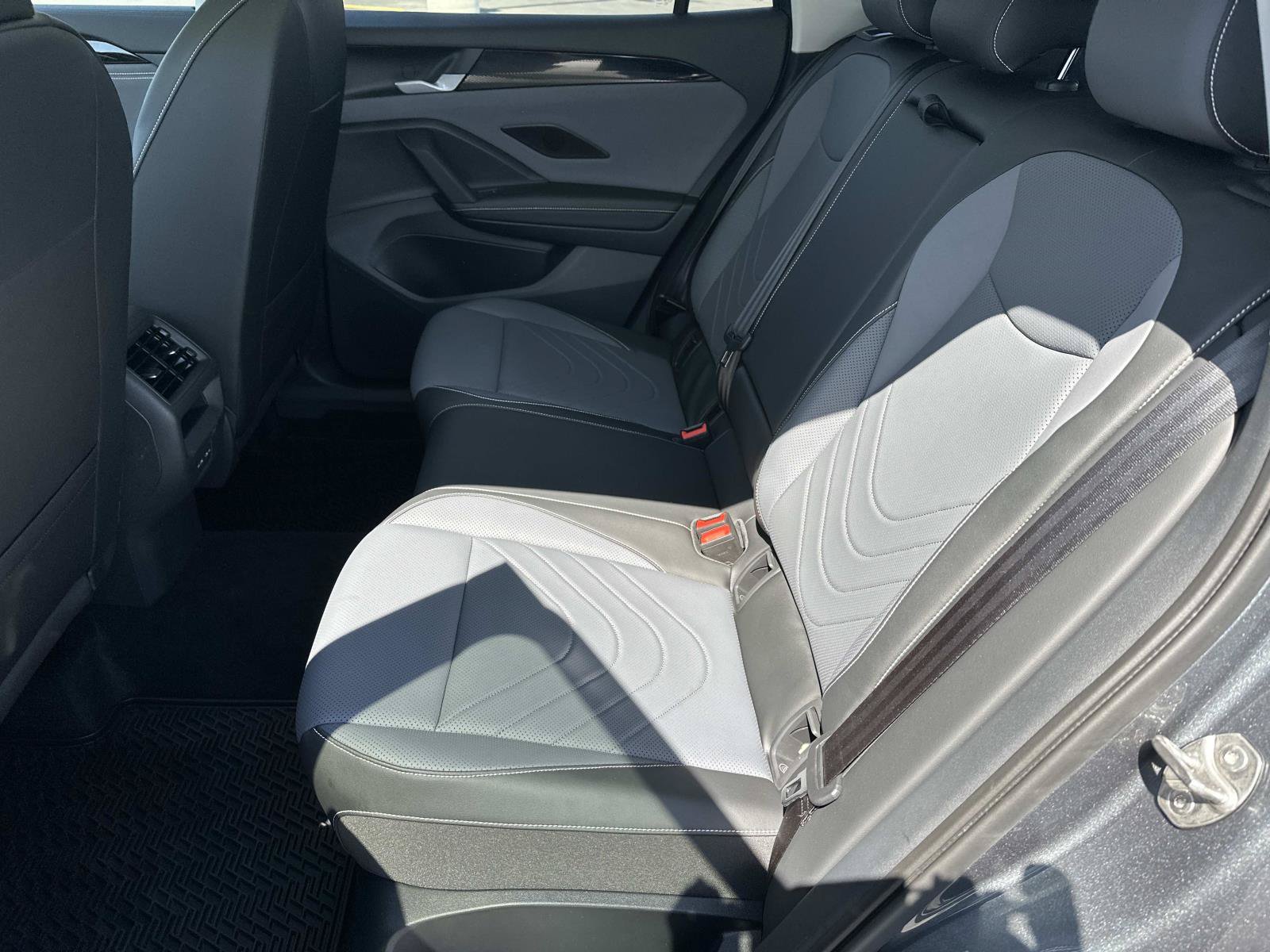 Used 2025 Volkswagen Tiguan SE w/ Panoramic Sunroof Package AWD/4WD image 11