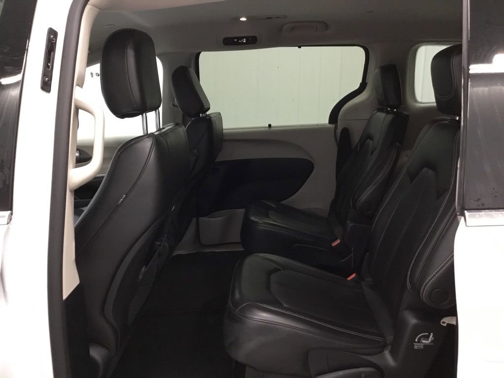Used 2023 Chrysler Pacifica Touring-L image 12