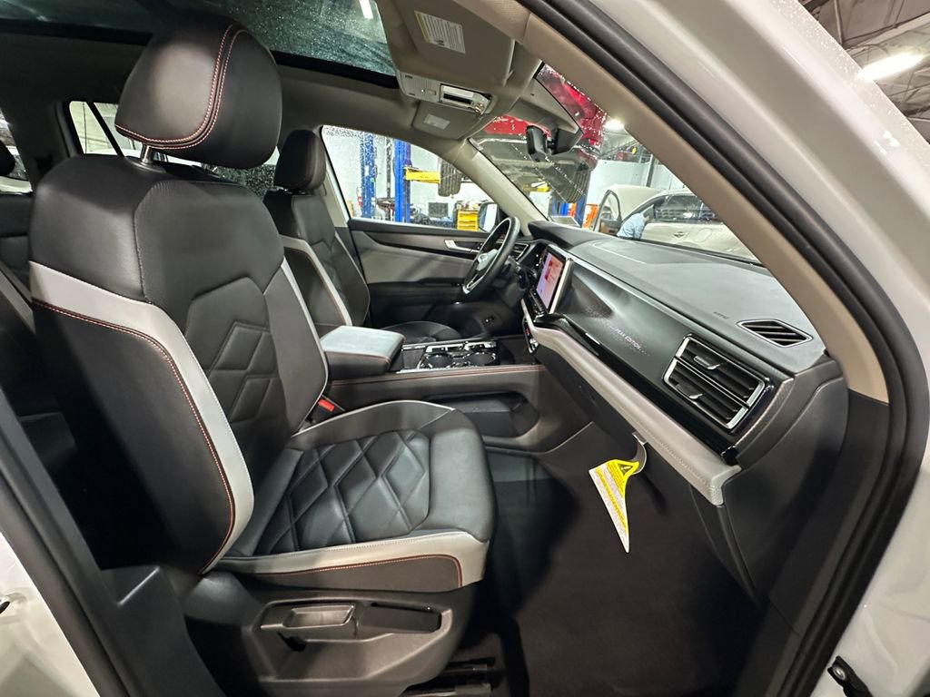 Used 2025 Volkswagen Atlas Peak Edition SE image 27