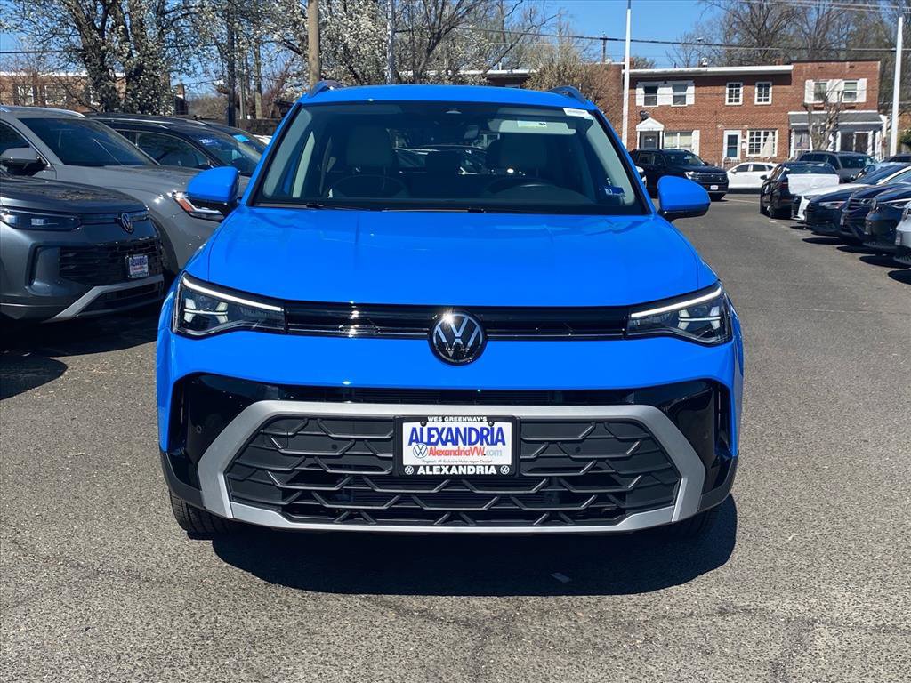 Used 2025 Volkswagen Taos SE image 4