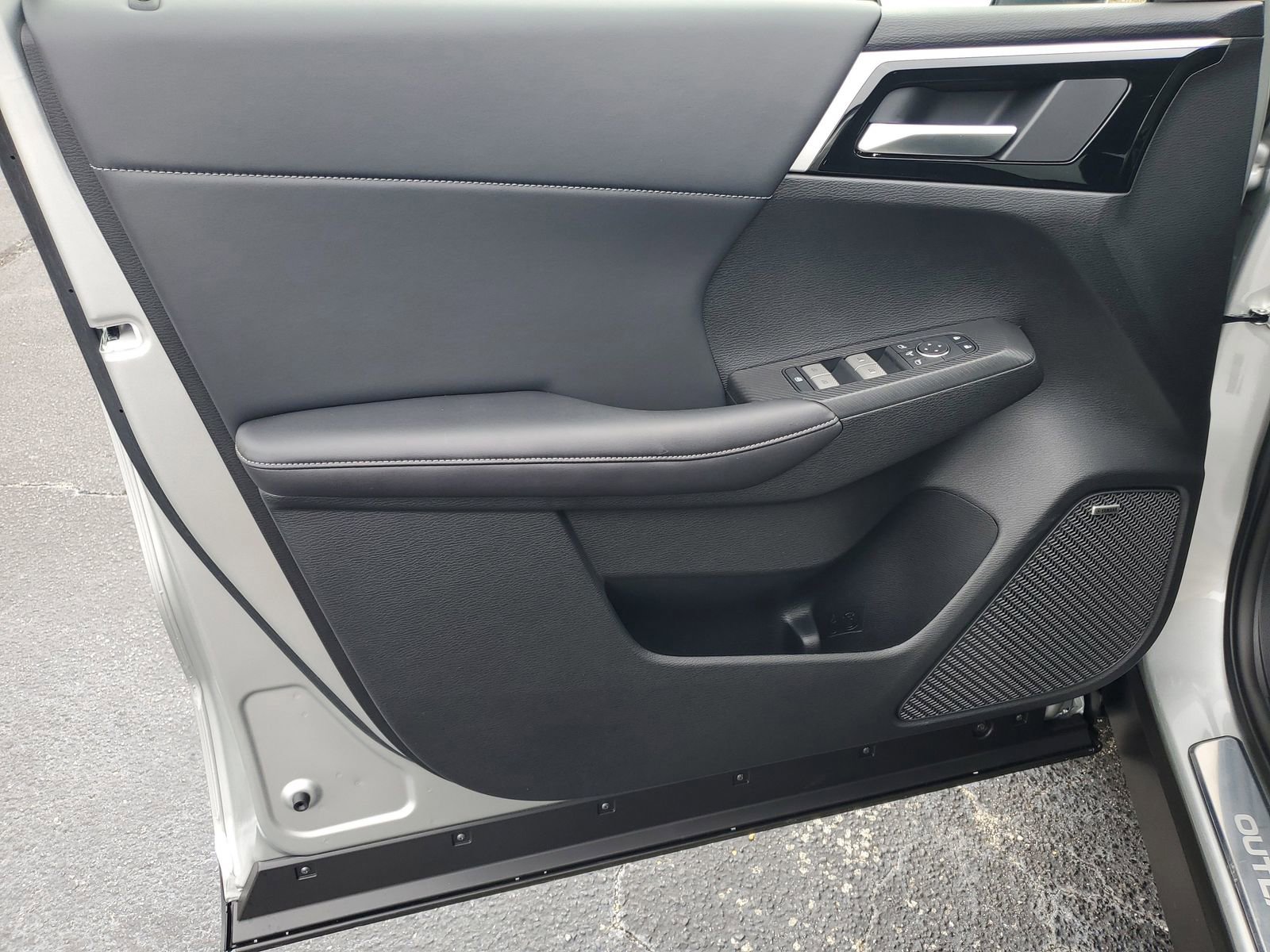 New 2026 Mitsubishi Outlander SE image 8