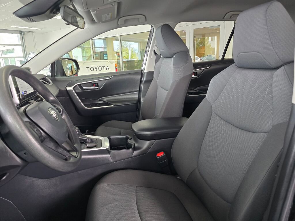 Used 2025 Toyota RAV4 XLE AWD/4WD image 22