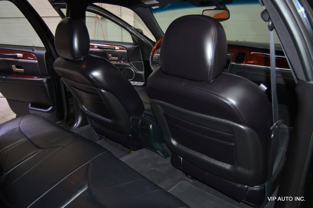 Used 2005 Lincoln Town Car Signature Limited image 21