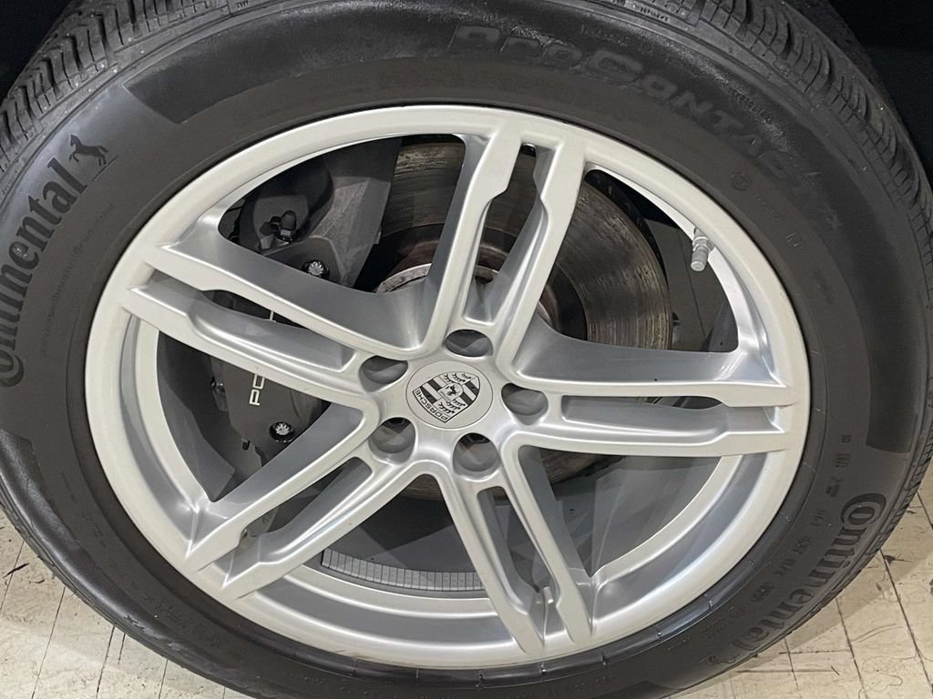 Certified 2024 Porsche Macan AWD/4WD image 16