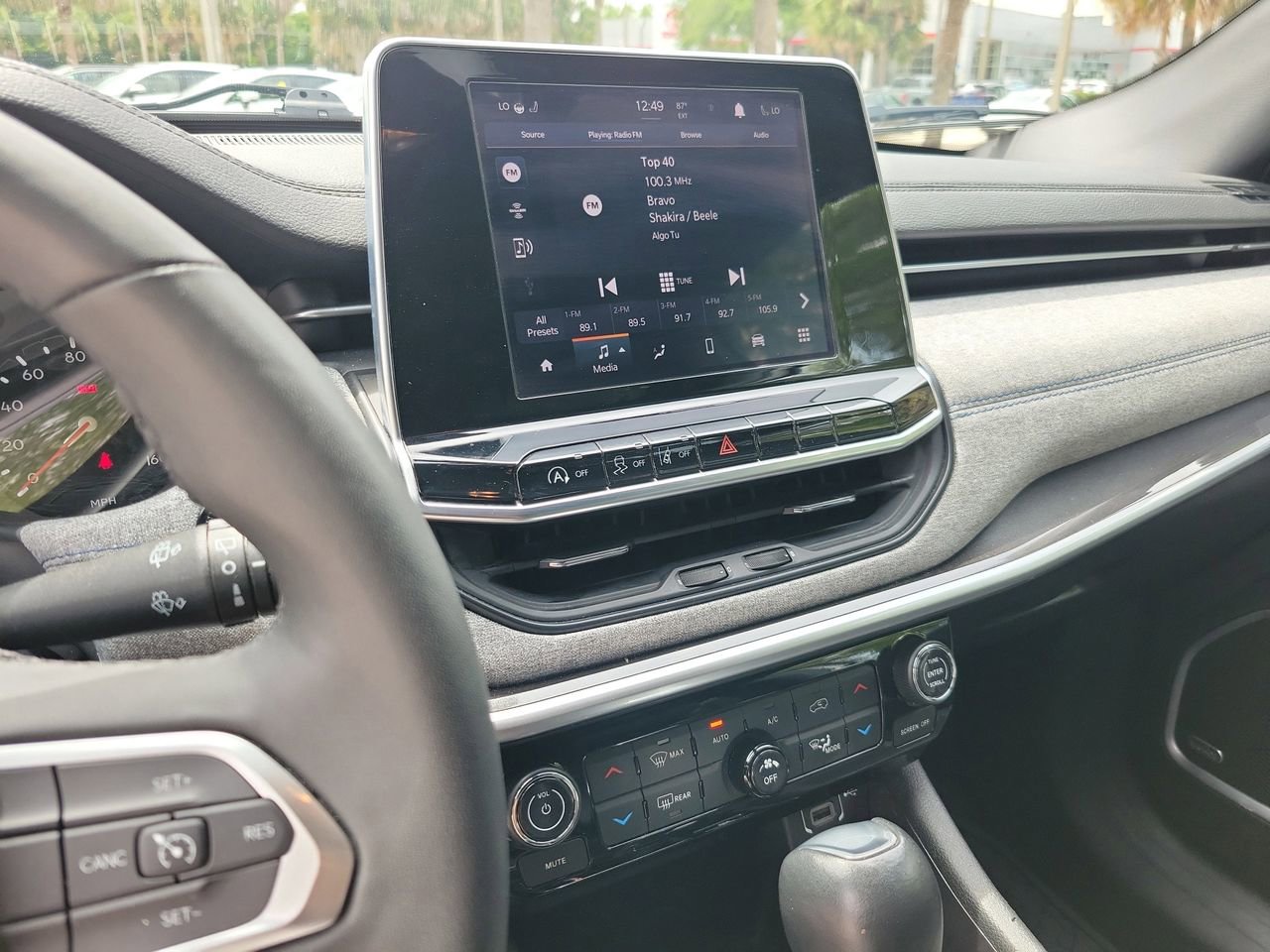 Used 2025 Jeep Compass Latitude w/ Sun & Sound Group AWD/4WD image 24