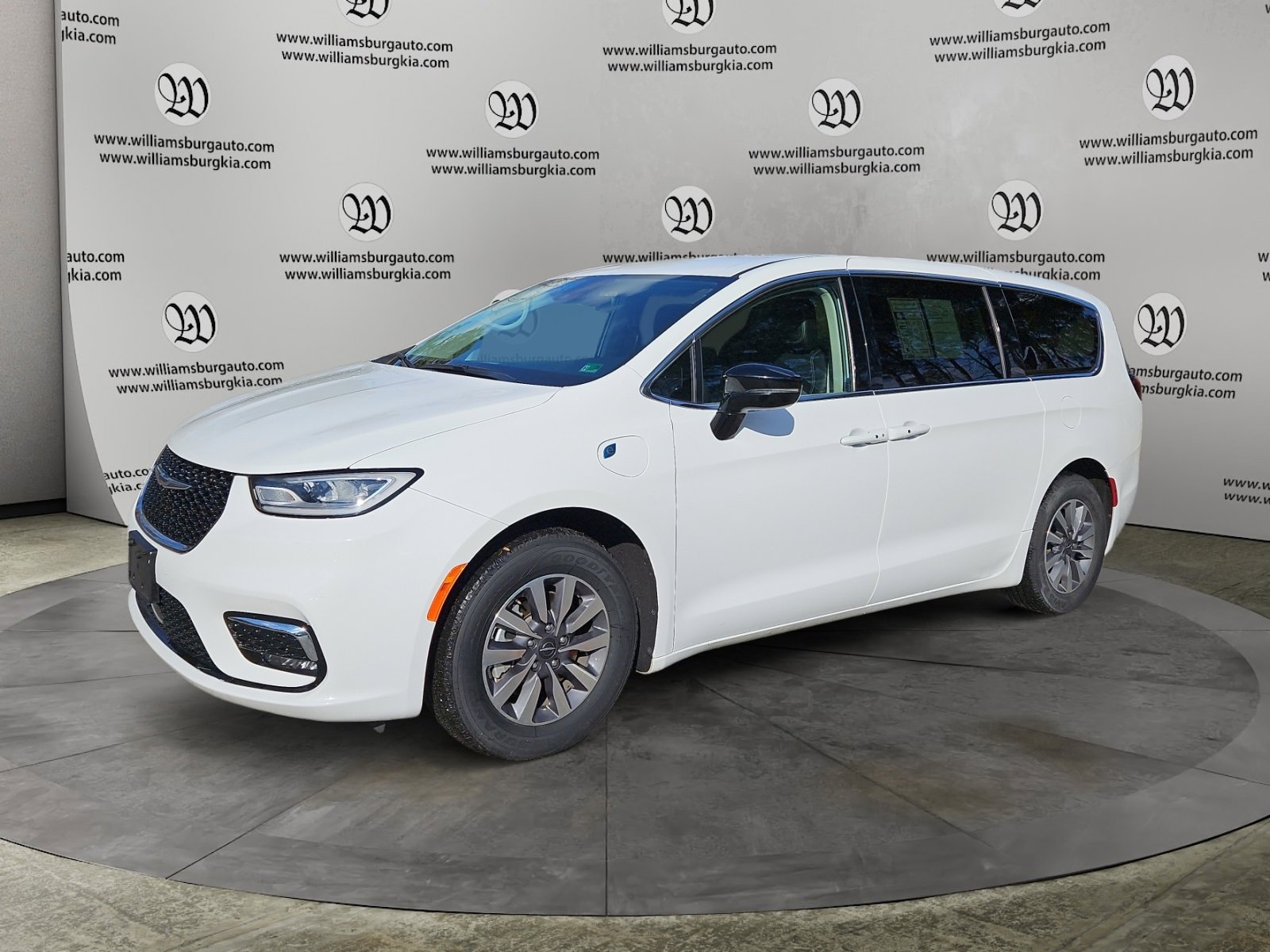 Used 2024 Chrysler Pacifica Select video 1