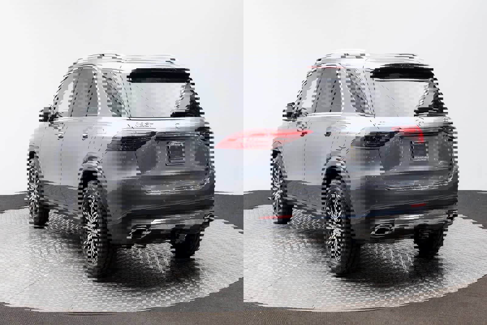 Used 2025 Mercedes-Benz GLE 450e 4MATIC w/ Driver Assistance Package image 4