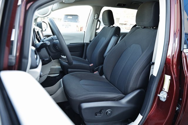 Used 2022 Chrysler Voyager LX image 18