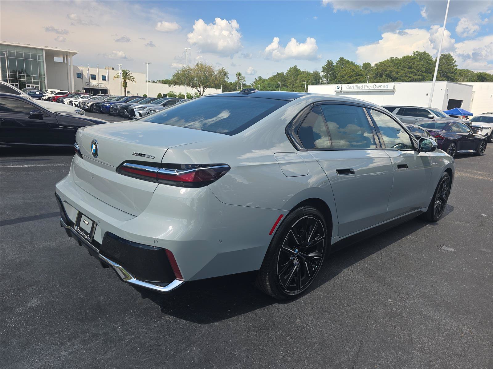 Certified 2023 BMW i7 xDrive60 w/ Luxury Rear Seating Package AWD/4WD image 2