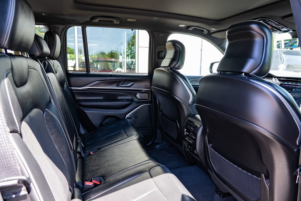 Used 2023 Jeep Grand Cherokee Overland w/ Advanced Protech Group III AWD/4WD image 28