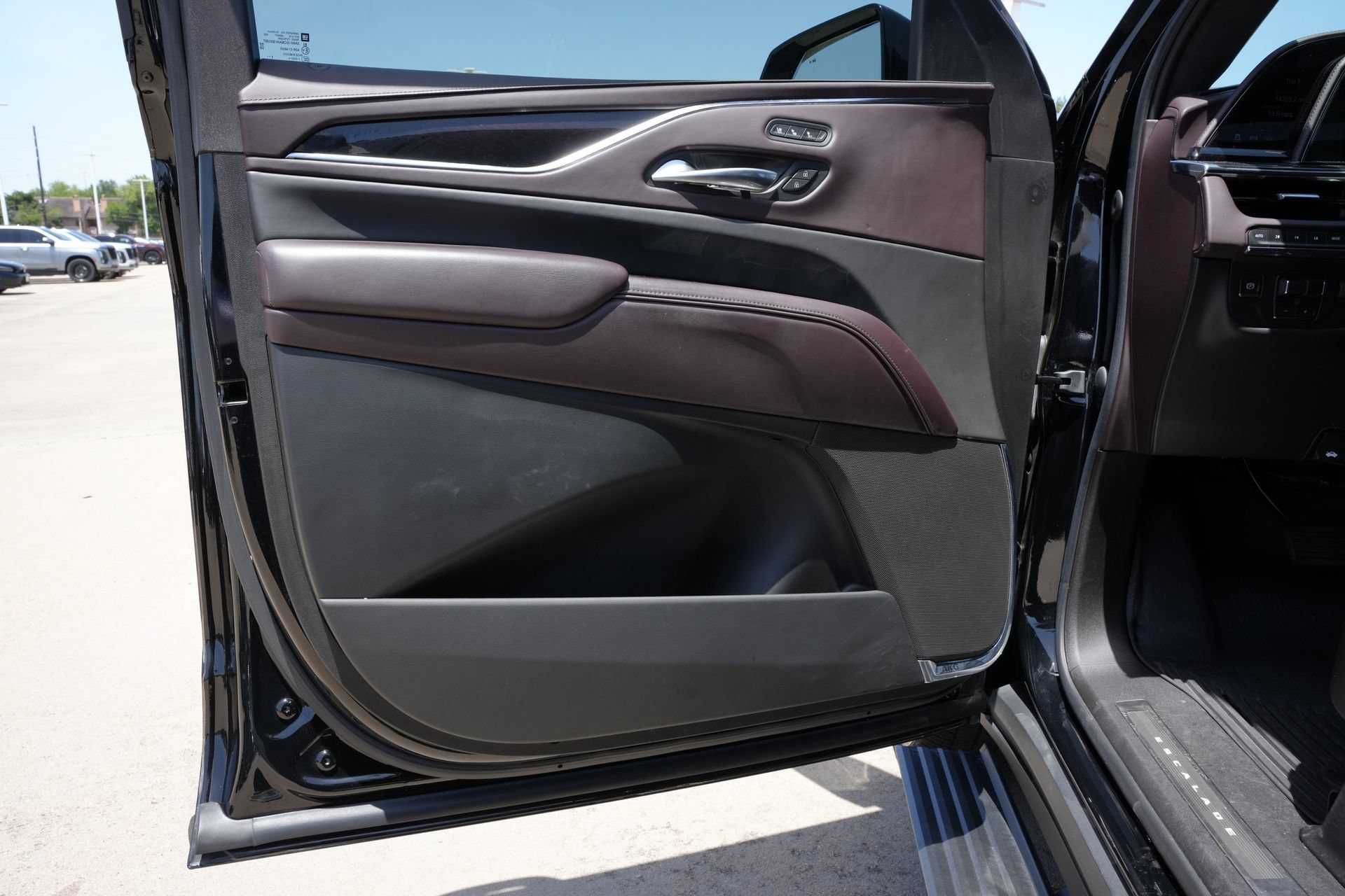 Used 2022 Cadillac Escalade Sport Platinum w/ Heavy-Duty Trailer Package AWD/4WD image 17