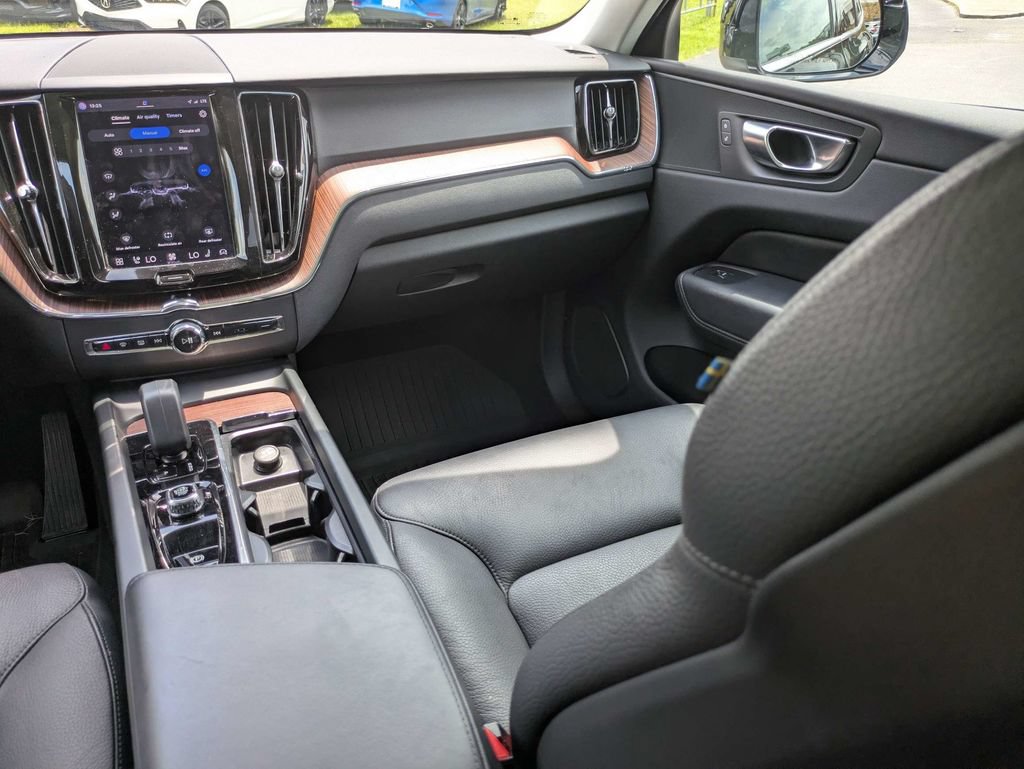 Used 2023 Volvo XC60 B5 Plus w/ Climate Package AWD/4WD image 18