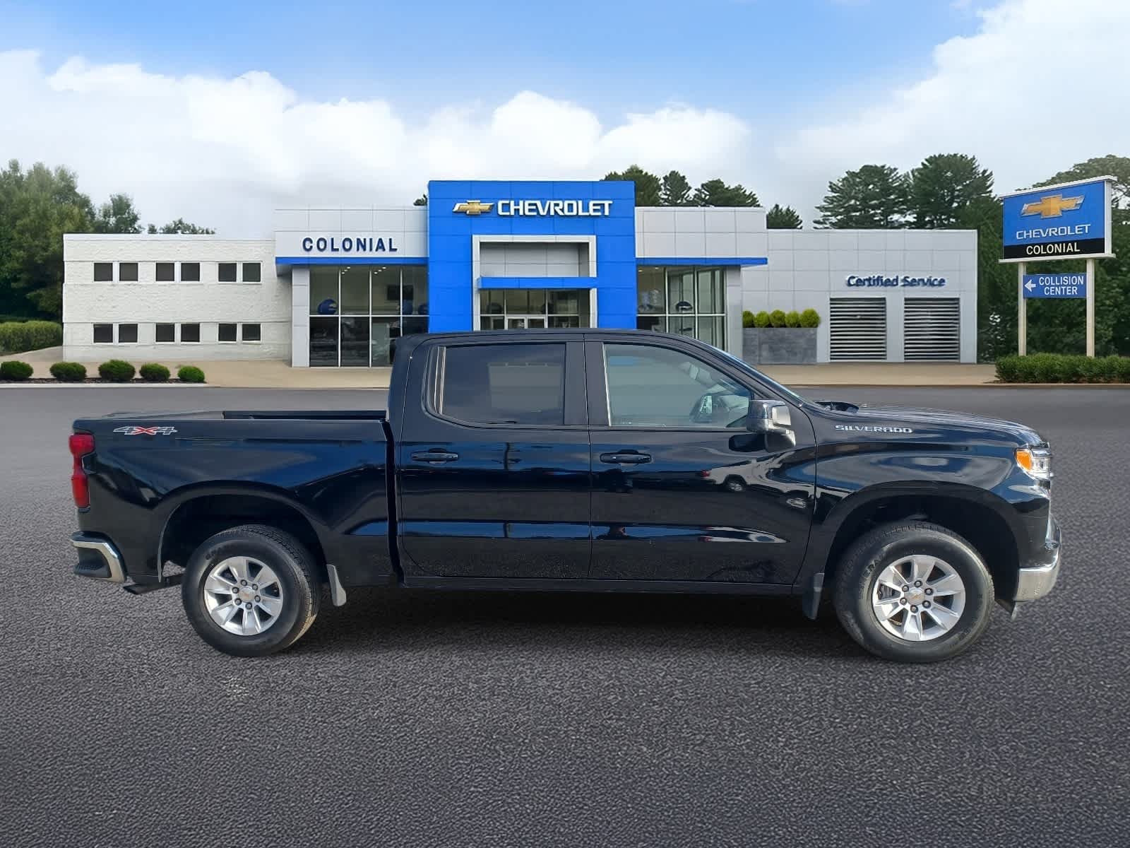 Used 2025 Chevrolet Silverado 1500 LT AWD/4WD image 3