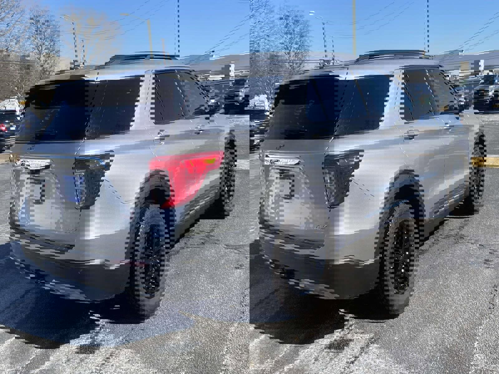 Used 2022 Ford Explorer XLT w/ Equipment Group 202A image 3