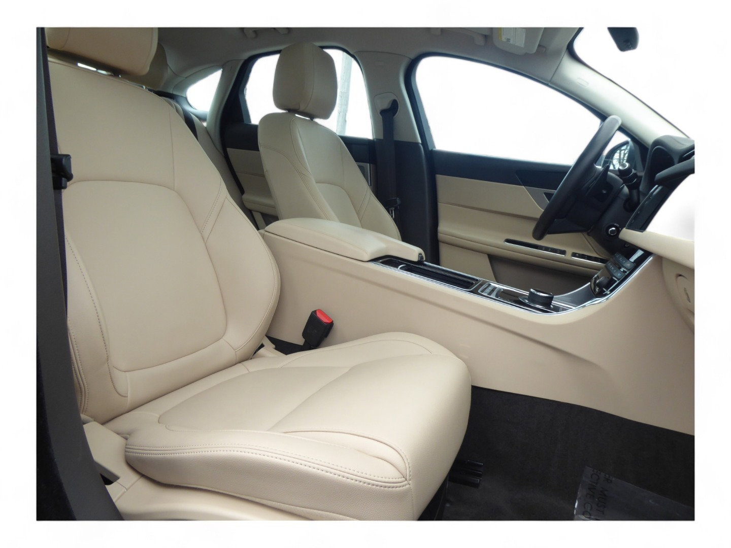 Used 2018 Jaguar XF Premium image 18