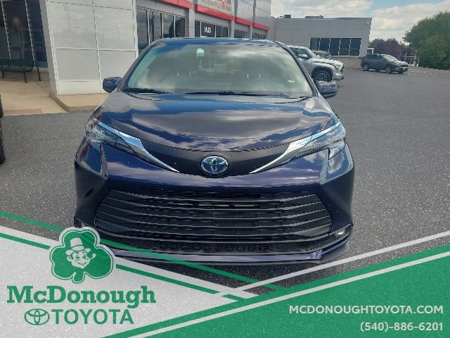 Certified 2025 Toyota Sienna XLE FWD image 3