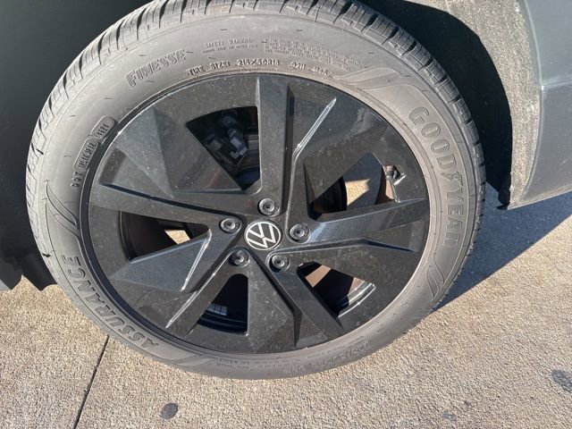 Used 2025 Volkswagen Taos SE image 6