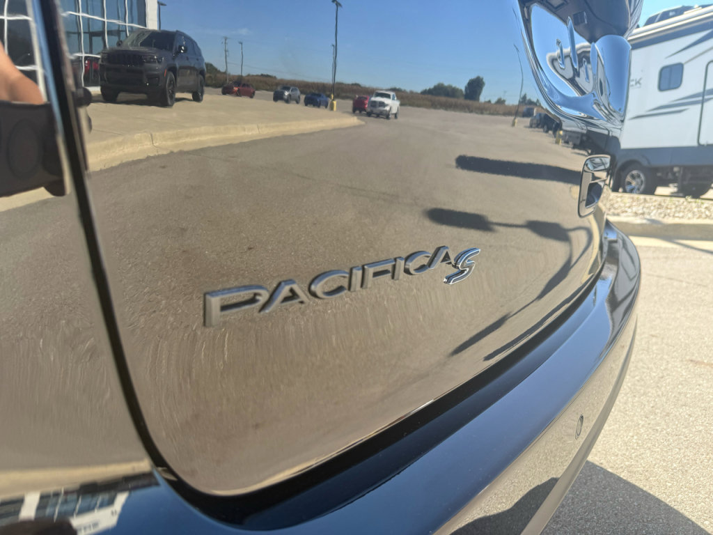 New 2026 Chrysler Pacifica Select image 5