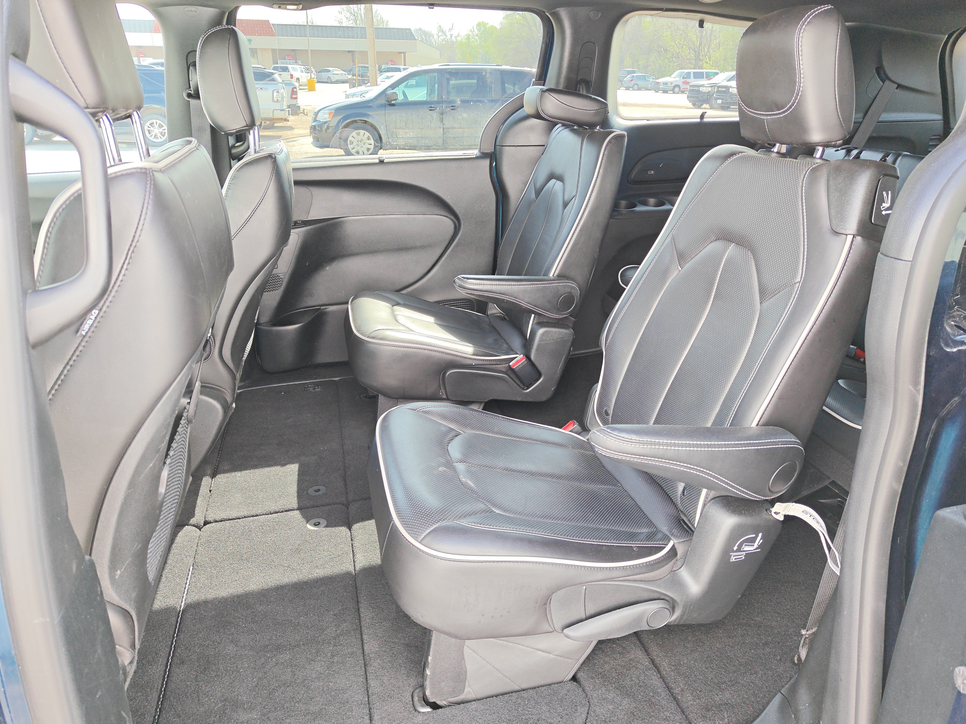 Used 2025 Chrysler Pacifica Limited FWD image 16