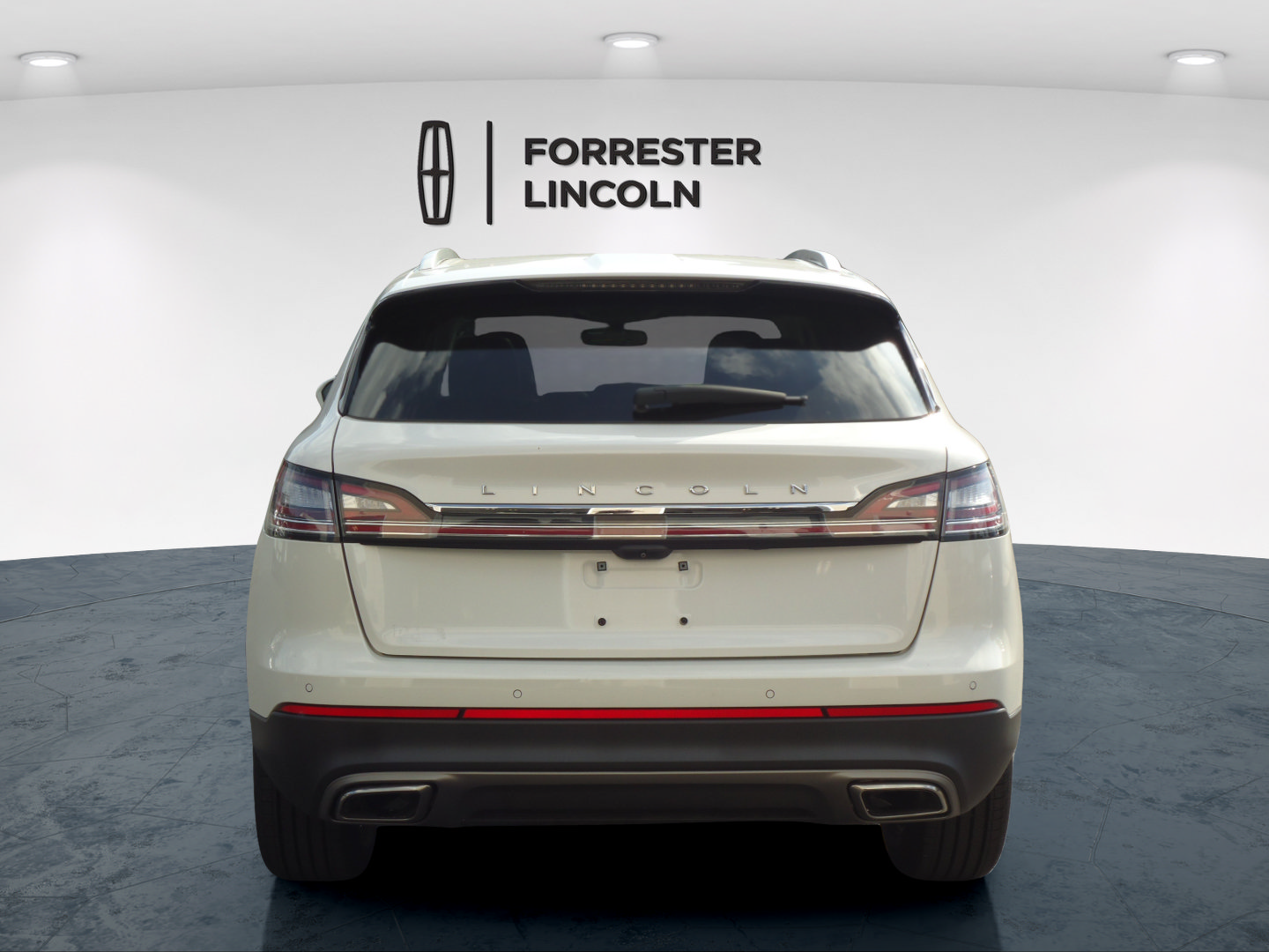 Used 2023 Lincoln Nautilus Reserve w/ Cargo Utility Package AWD/4WD image 4