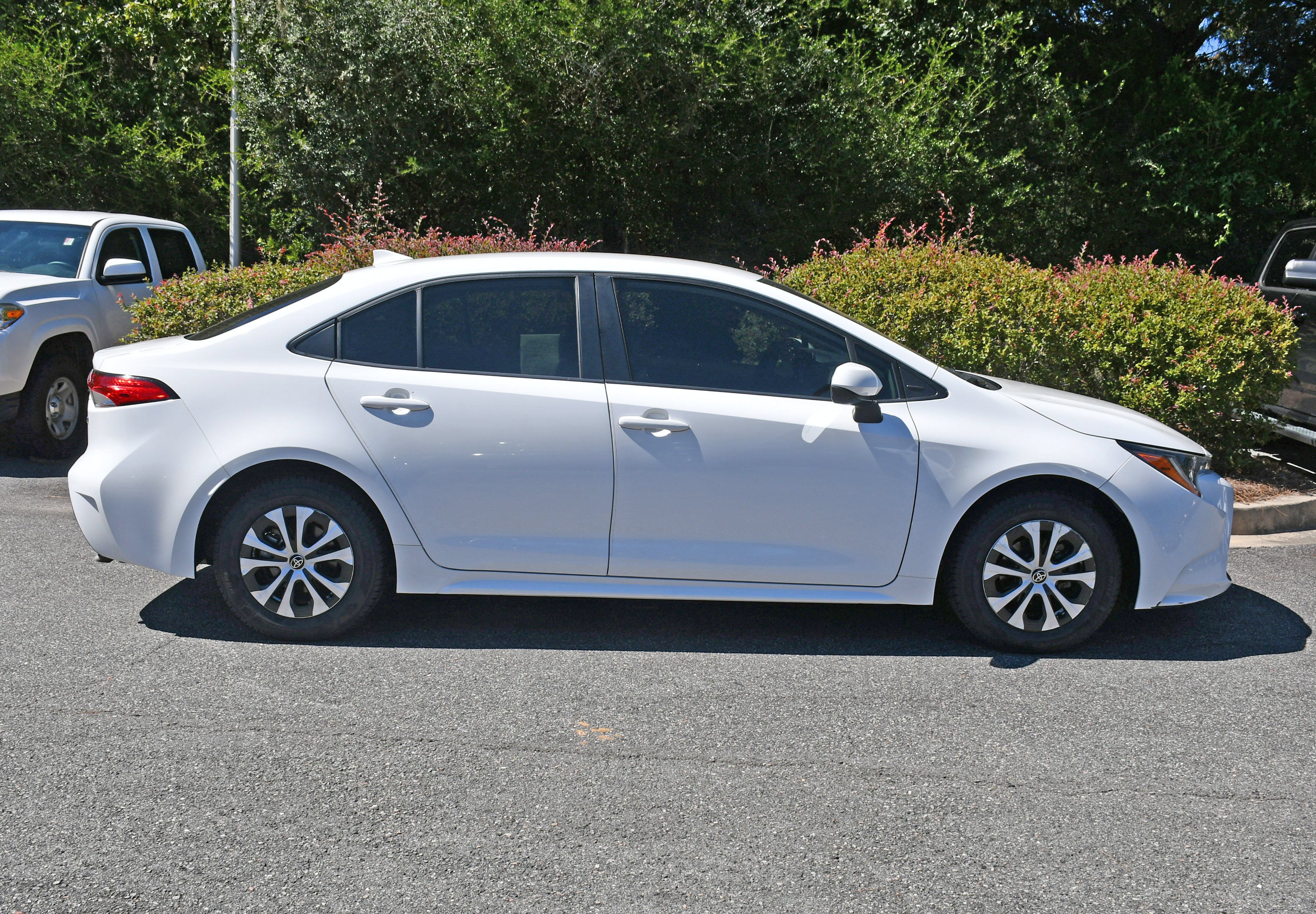 Certified 2022 Toyota Corolla LE FWD image 5