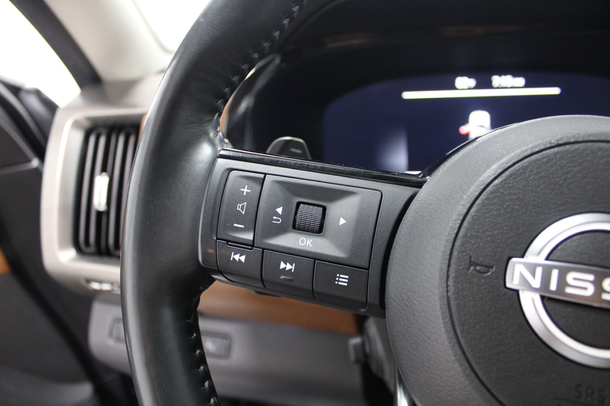 Used 2023 Nissan Pathfinder Platinum w/ Cargo Package AWD/4WD image 43