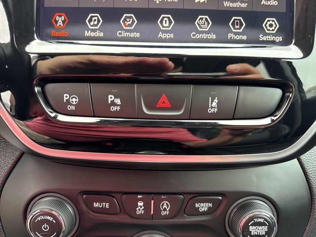 Used 2019 Jeep Cherokee Limited w/ Technology Group AWD/4WD image 39