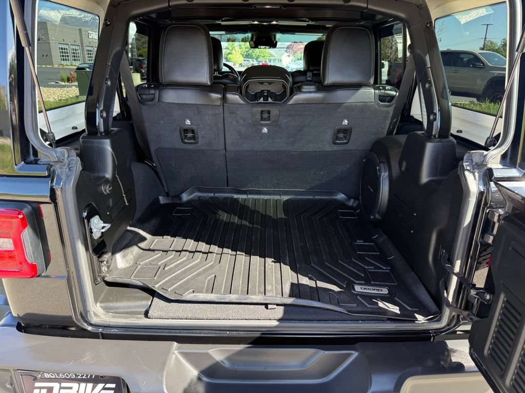 Used 2022 Jeep Wrangler Unlimited Rubicon w/ LED Lighting Group AWD/4WD image 14