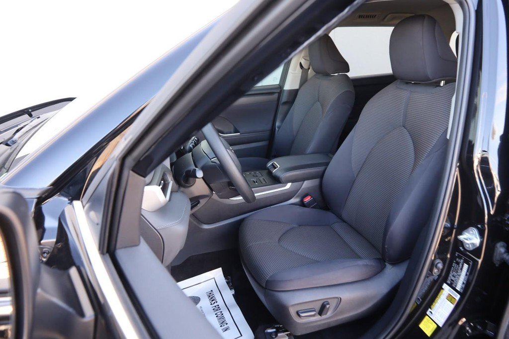 Used 2023 Toyota Highlander L AWD/4WD image 8