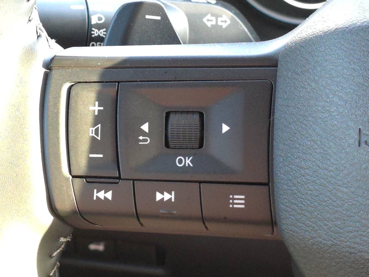 Used 2025 Nissan Rogue SV w/ SV Premium Package image 19