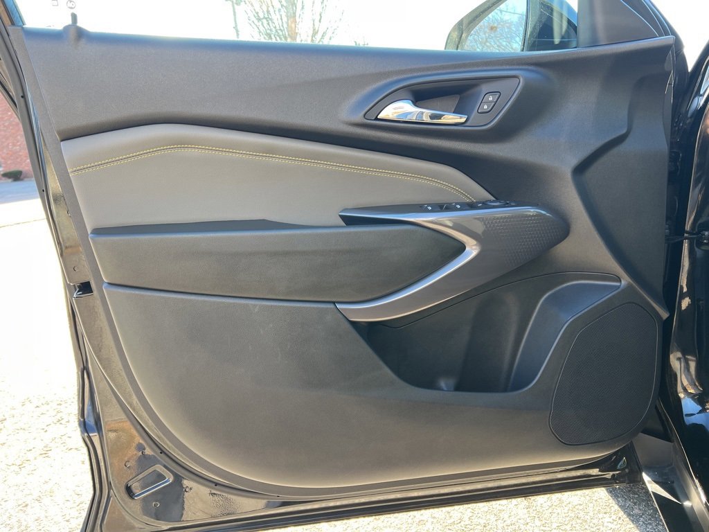 Used 2024 Chevrolet Trax ACTIV w/ Sunroof Package image 12