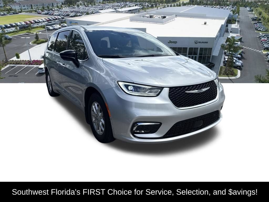 Used 2026 Chrysler Pacifica Select FWD image 2