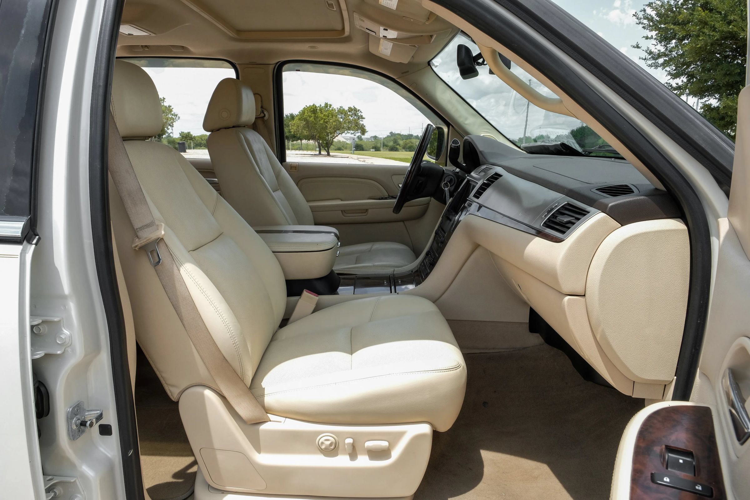 Used 2007 Cadillac Escalade EXT w/ Information Package AWD/4WD image 30