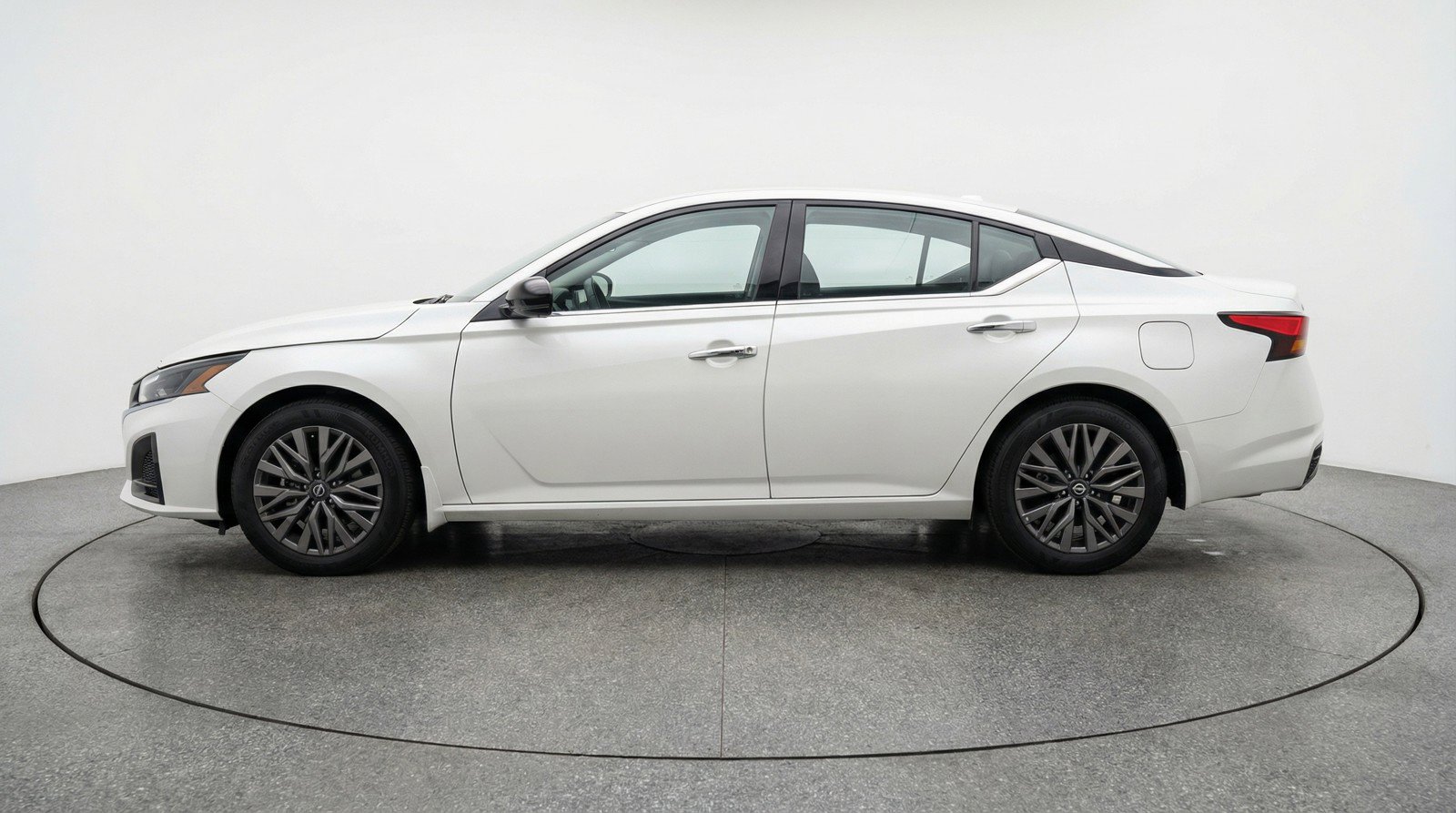 Used 2025 Nissan Altima 2.5 SV FWD image 5