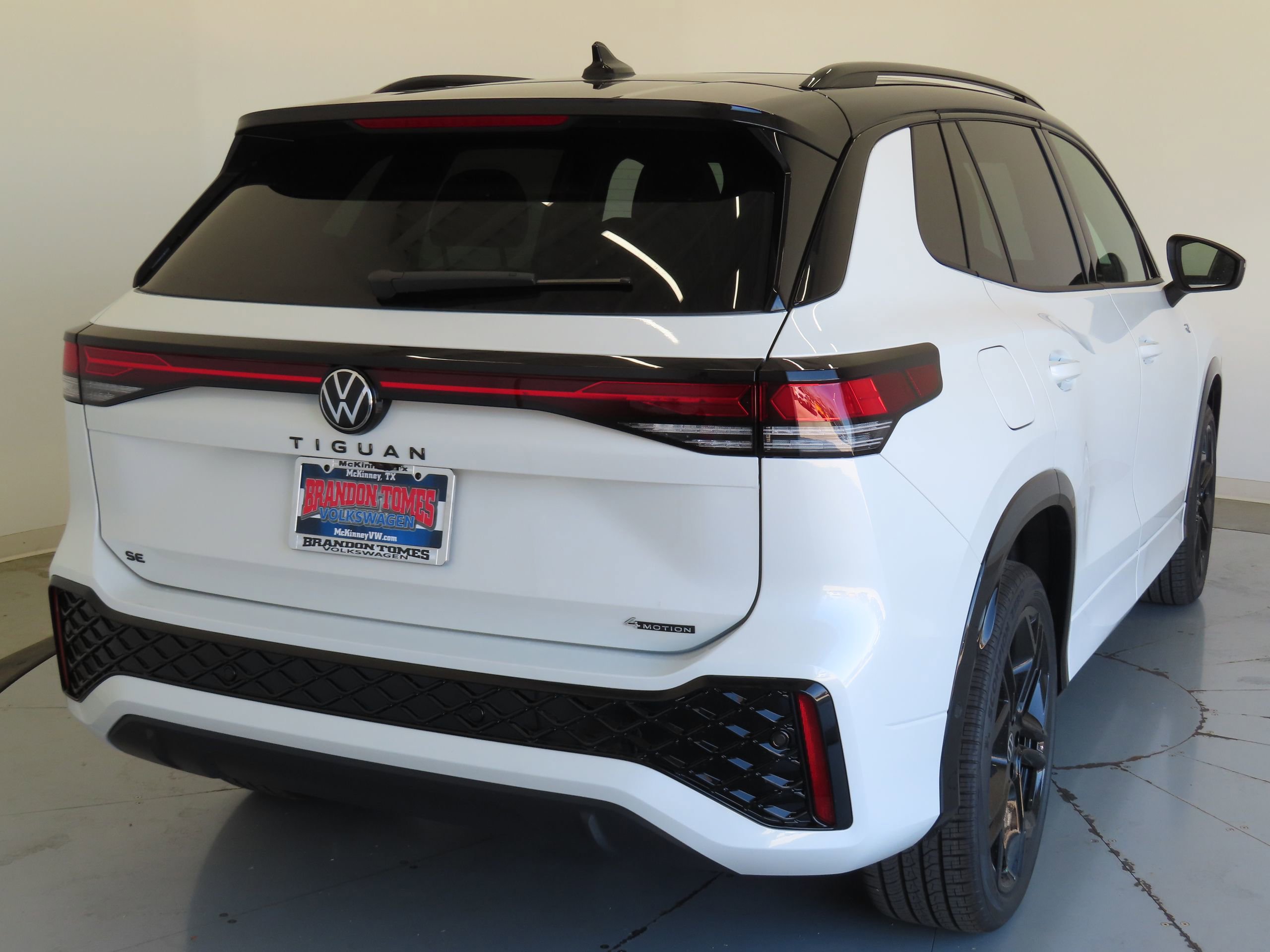 New 2026 Volkswagen Tiguan SE R-Line AWD/4WD image 3