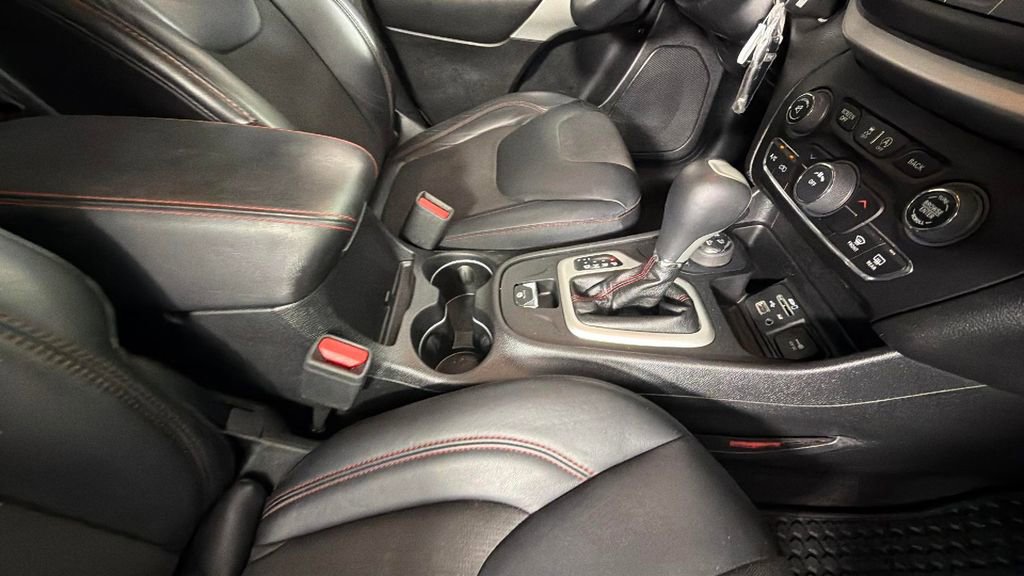 Used 2017 Jeep Cherokee Trailhawk AWD/4WD image 33