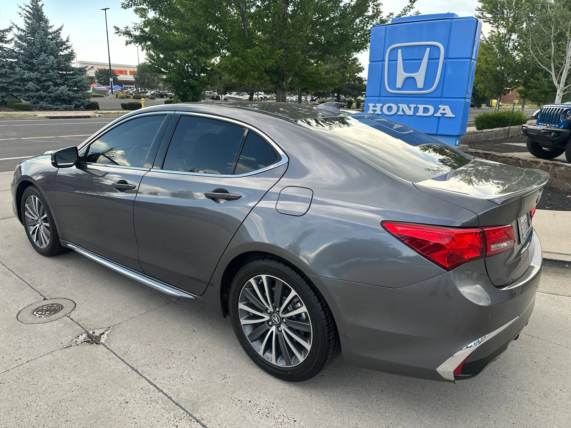 Used 2018 Acura TLX w/ Advance Package FWD image 3