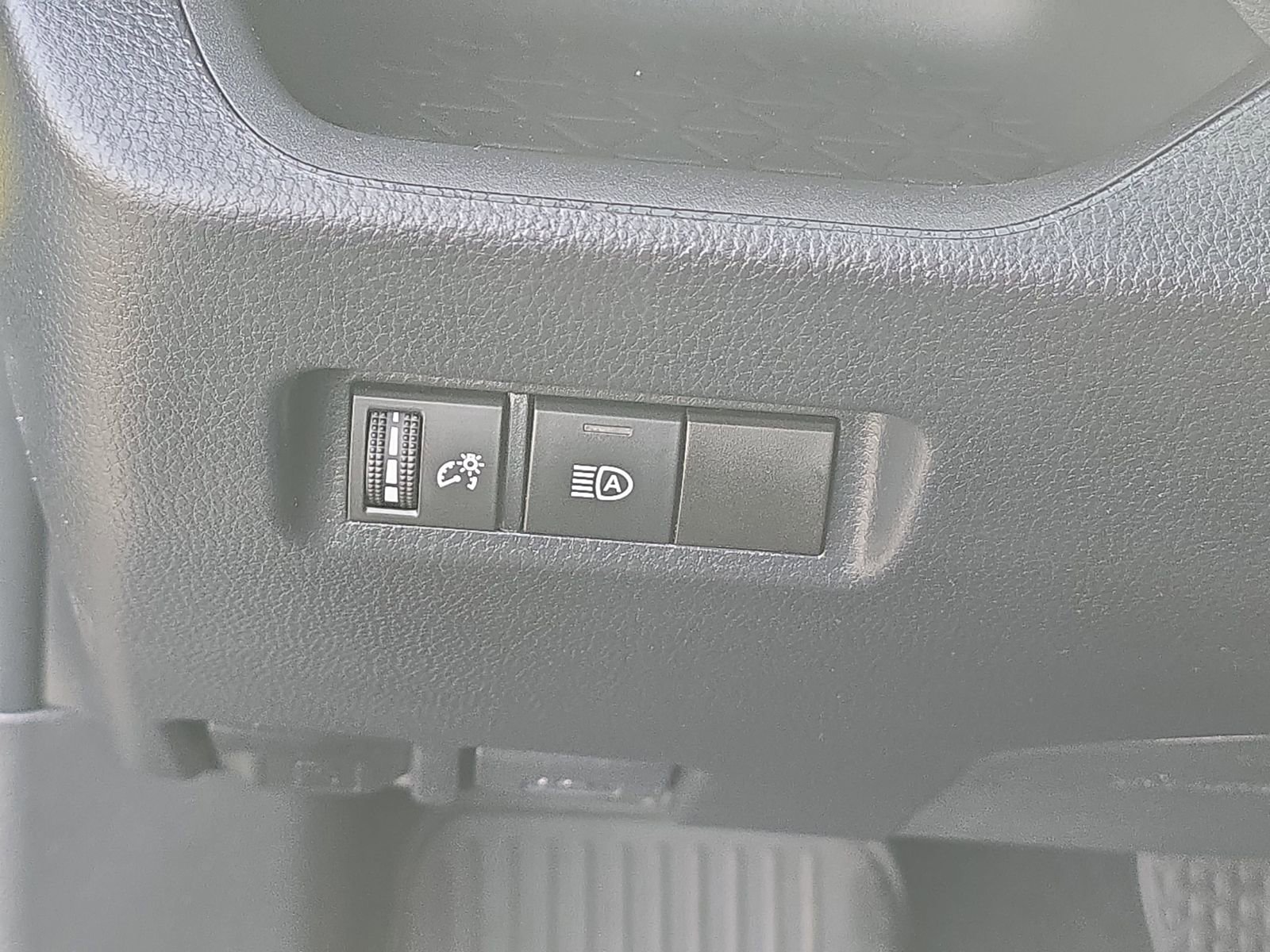 Used 2022 Toyota RAV4 LE image 32