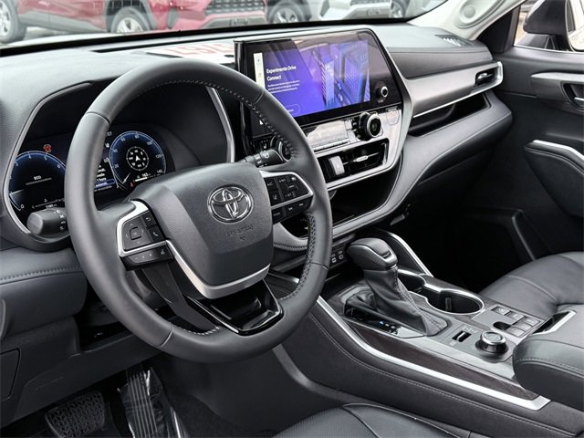 Certified 2025 Toyota Highlander Limited image 25