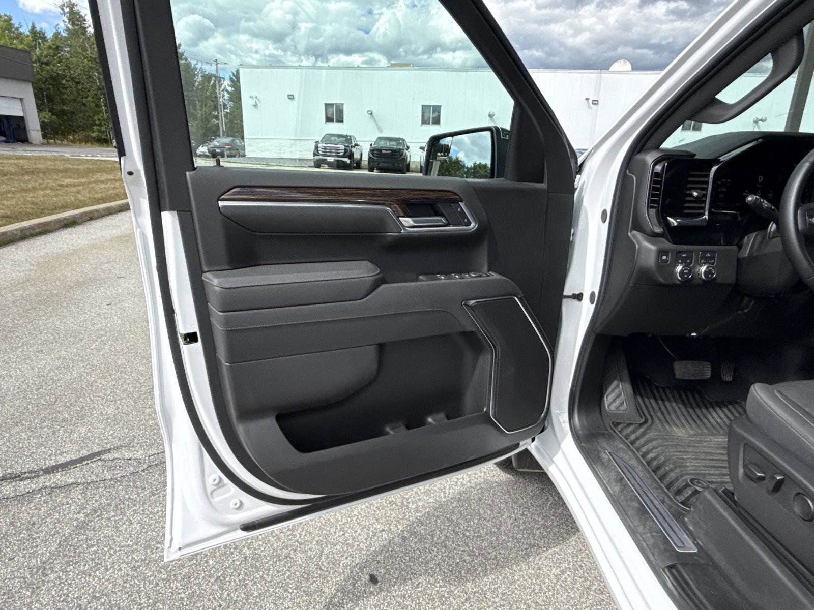 New 2025 GMC Sierra 1500 SLE image 16