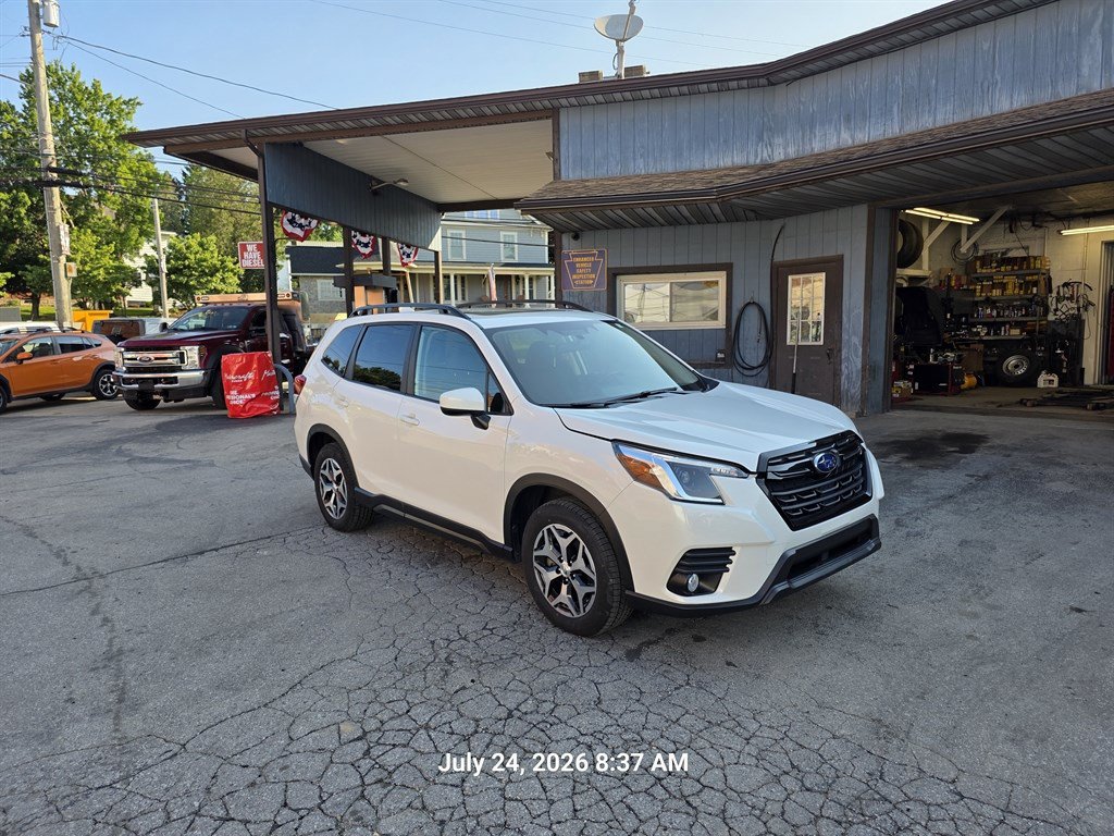 Used 2022 Subaru Forester Premium AWD/4WD image 1