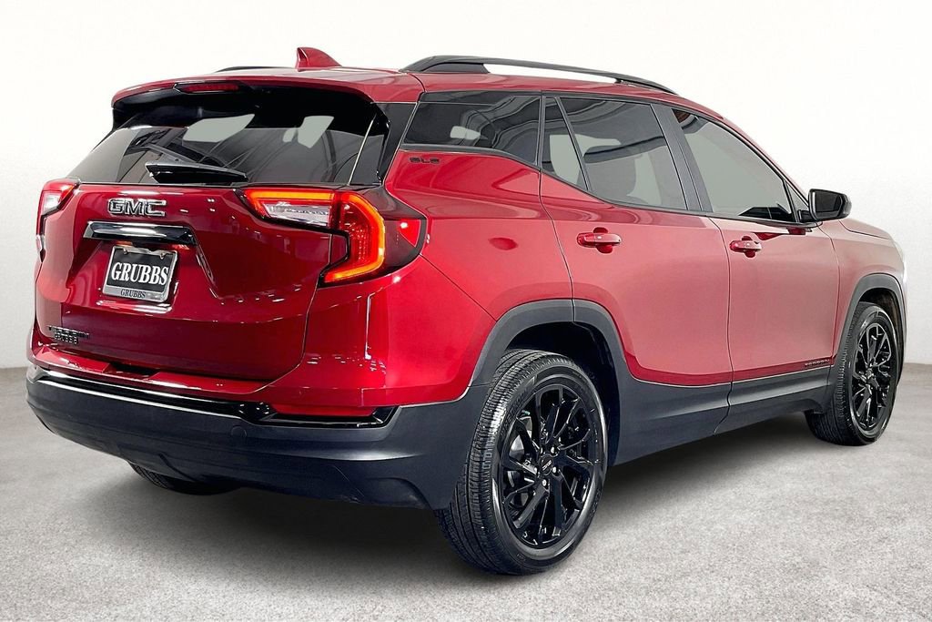 Used 2024 GMC Terrain SLE w/ Driver Convenience Package image 2