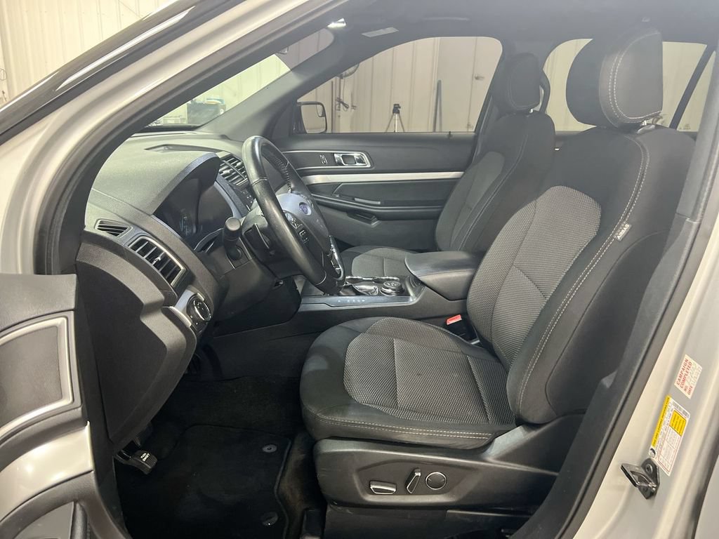 Used 2017 Ford Explorer XLT AWD/4WD image 19