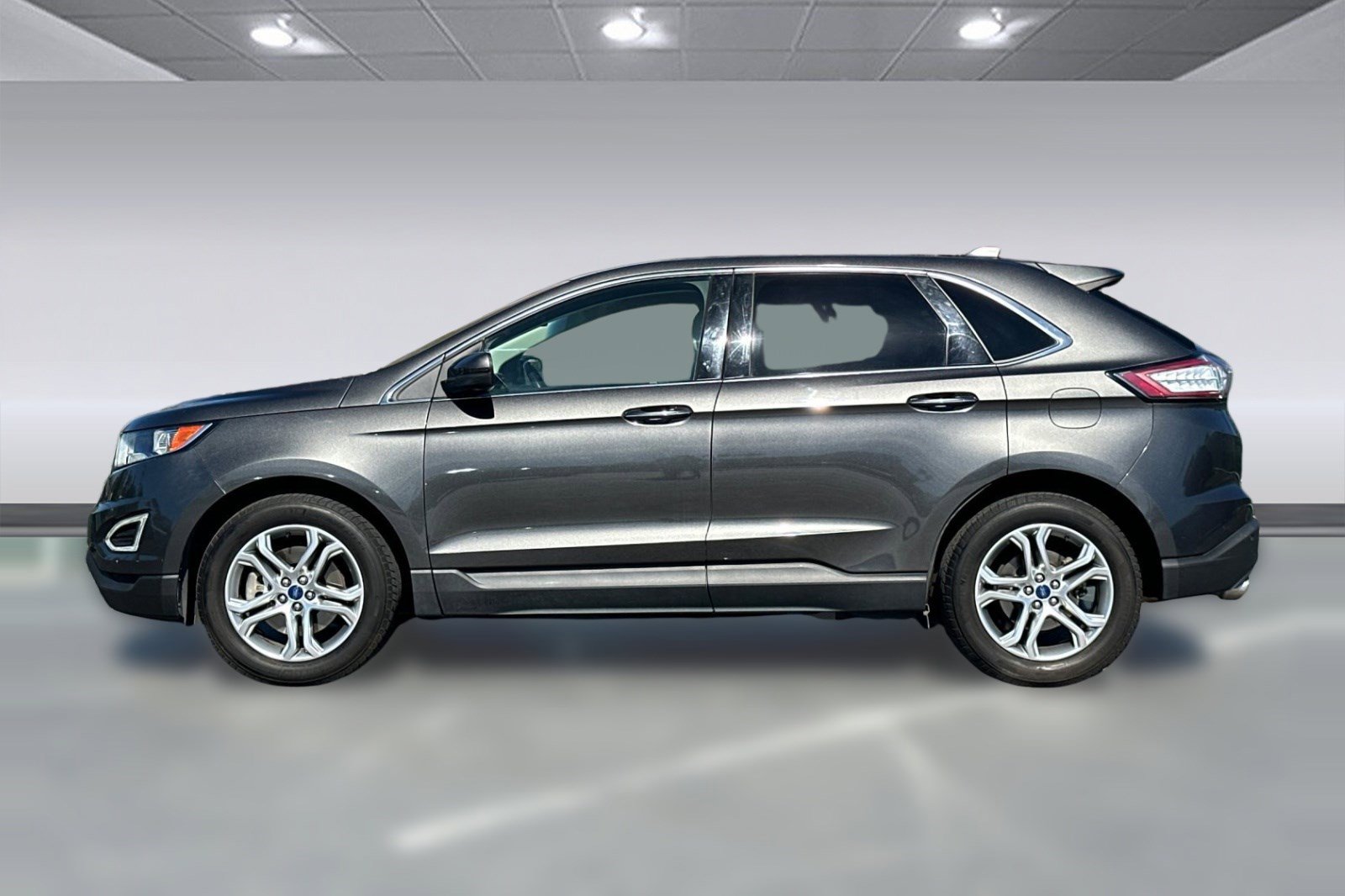 Used 2018 Ford Edge Titanium image 2