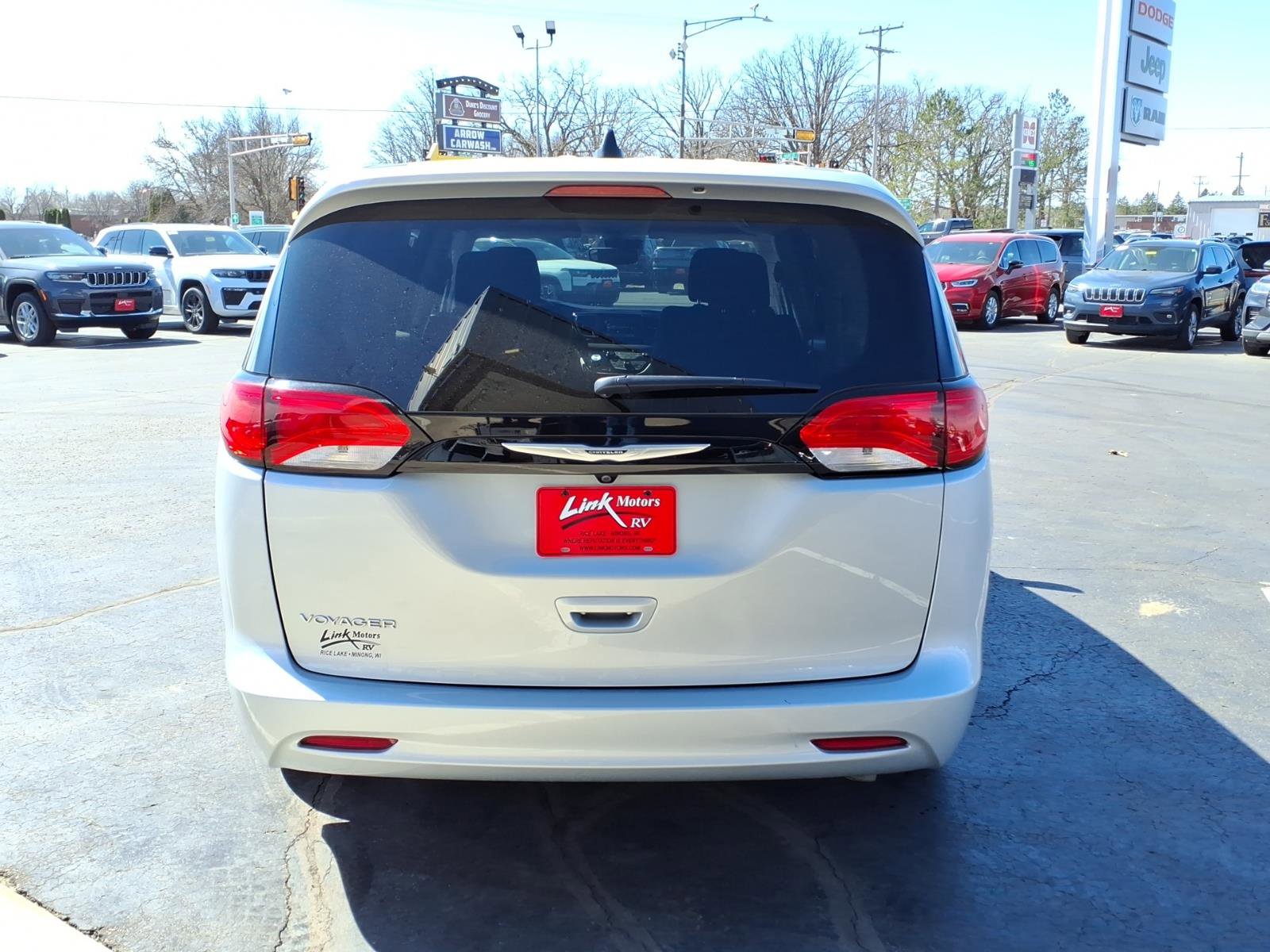 Used 2024 Chrysler Voyager LX FWD image 5